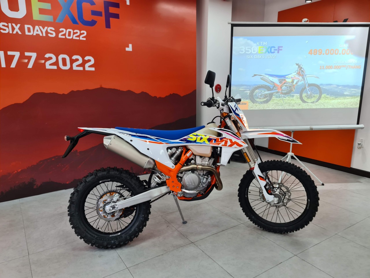 Xe 'cào cào' đường phố KTM 350 EXC-F SIX DAYS chính hãng về Việt Nam