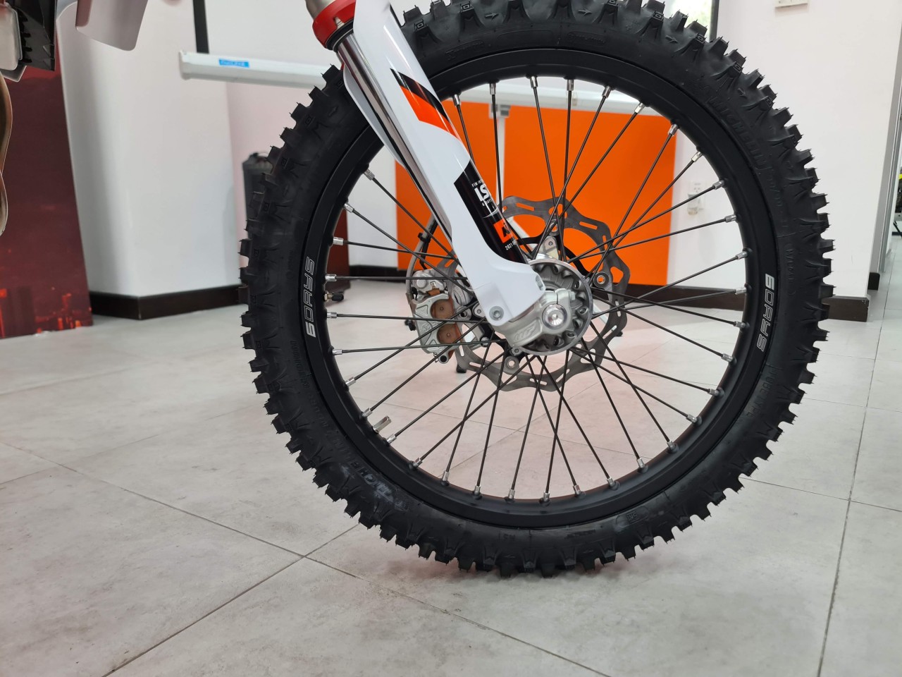 Xe 'cào cào' đường phố KTM 350 EXC-F SIX DAYS chính hãng về Việt Nam