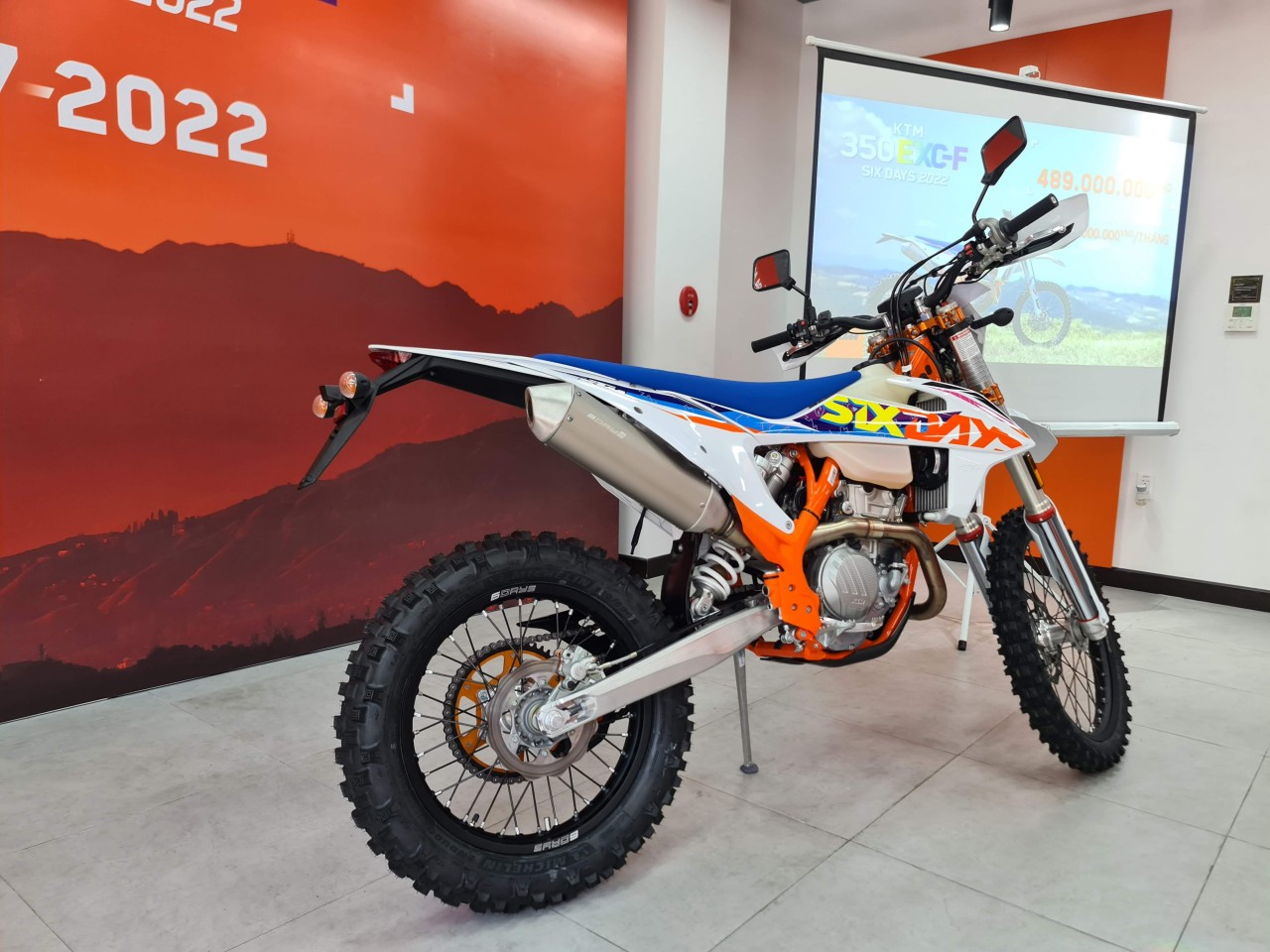 Xe 'cào cào' đường phố KTM 350 EXC-F SIX DAYS chính hãng về Việt Nam