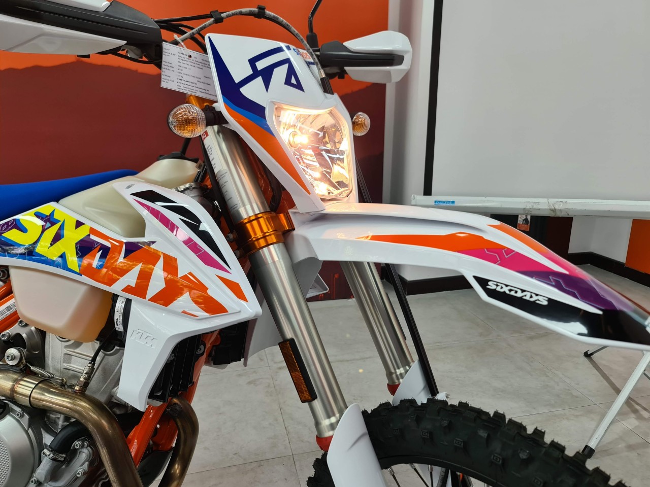 Xe 'cào cào' đường phố KTM 350 EXC-F SIX DAYS chính hãng về Việt Nam