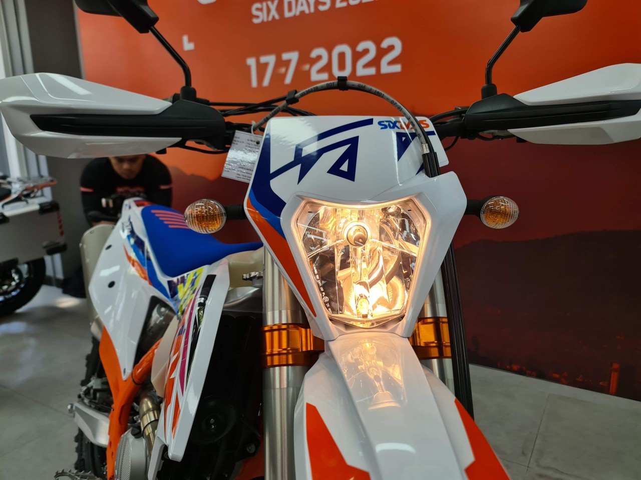 Xe 'cào cào' đường phố KTM 350 EXC-F SIX DAYS chính hãng về Việt Nam