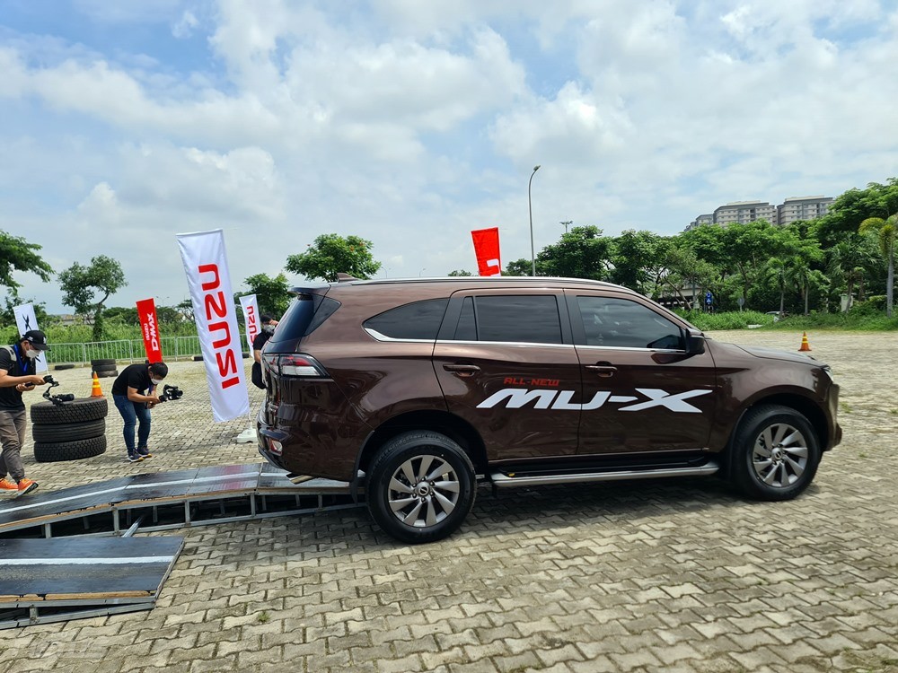 Cận cảnh Isuzu Mu-X vừa ra mắt tại Việt Nam Cận cảnh Isuzu Mu-X vừa ra mắt tại Việt Nam