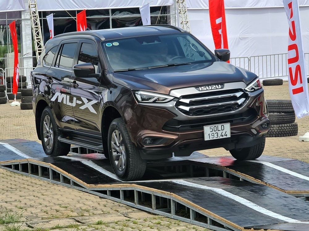 Isuzu Mu-X 2022 ra mắt tại Việt Nam Isuzu Mu-X 2022 ra mắt tại Việt Nam
