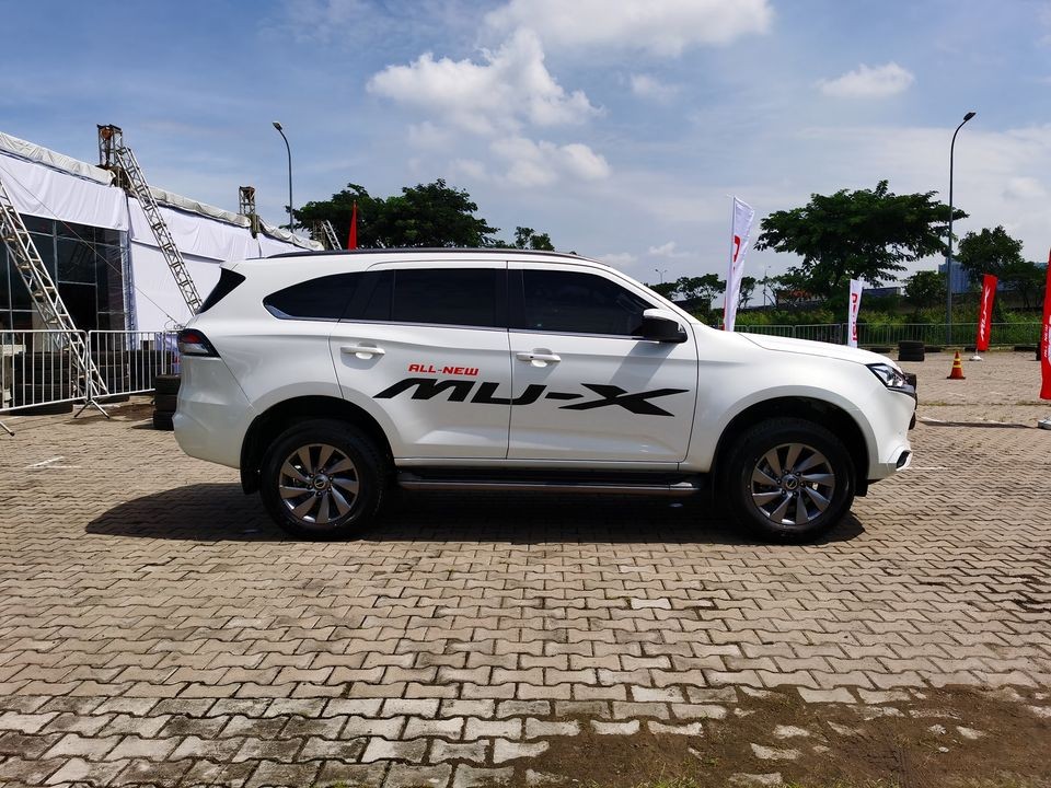 Cận cảnh Isuzu Mu-X vừa ra mắt tại Việt Nam Cận cảnh Isuzu Mu-X vừa ra mắt tại Việt Nam