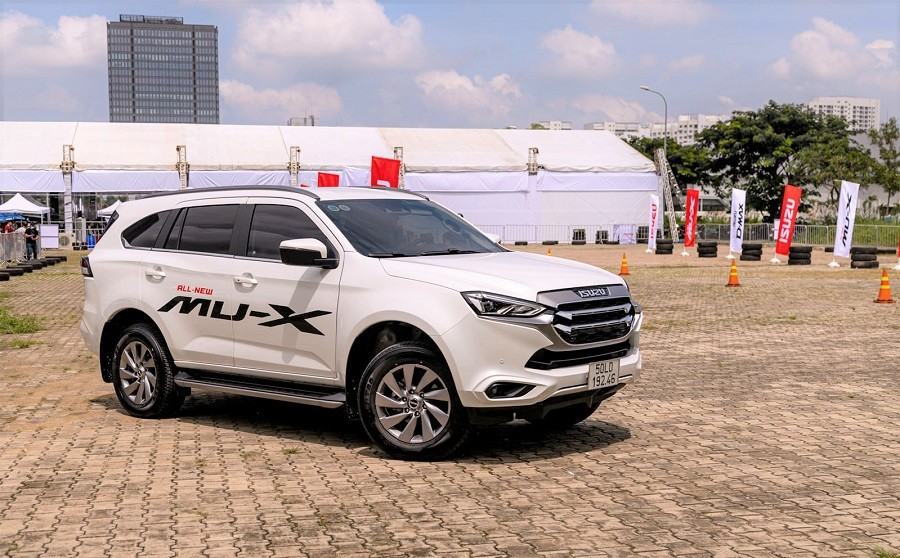 Cận cảnh Isuzu Mu-X vừa ra mắt tại Việt Nam Cận cảnh Isuzu Mu-X vừa ra mắt tại Việt Nam