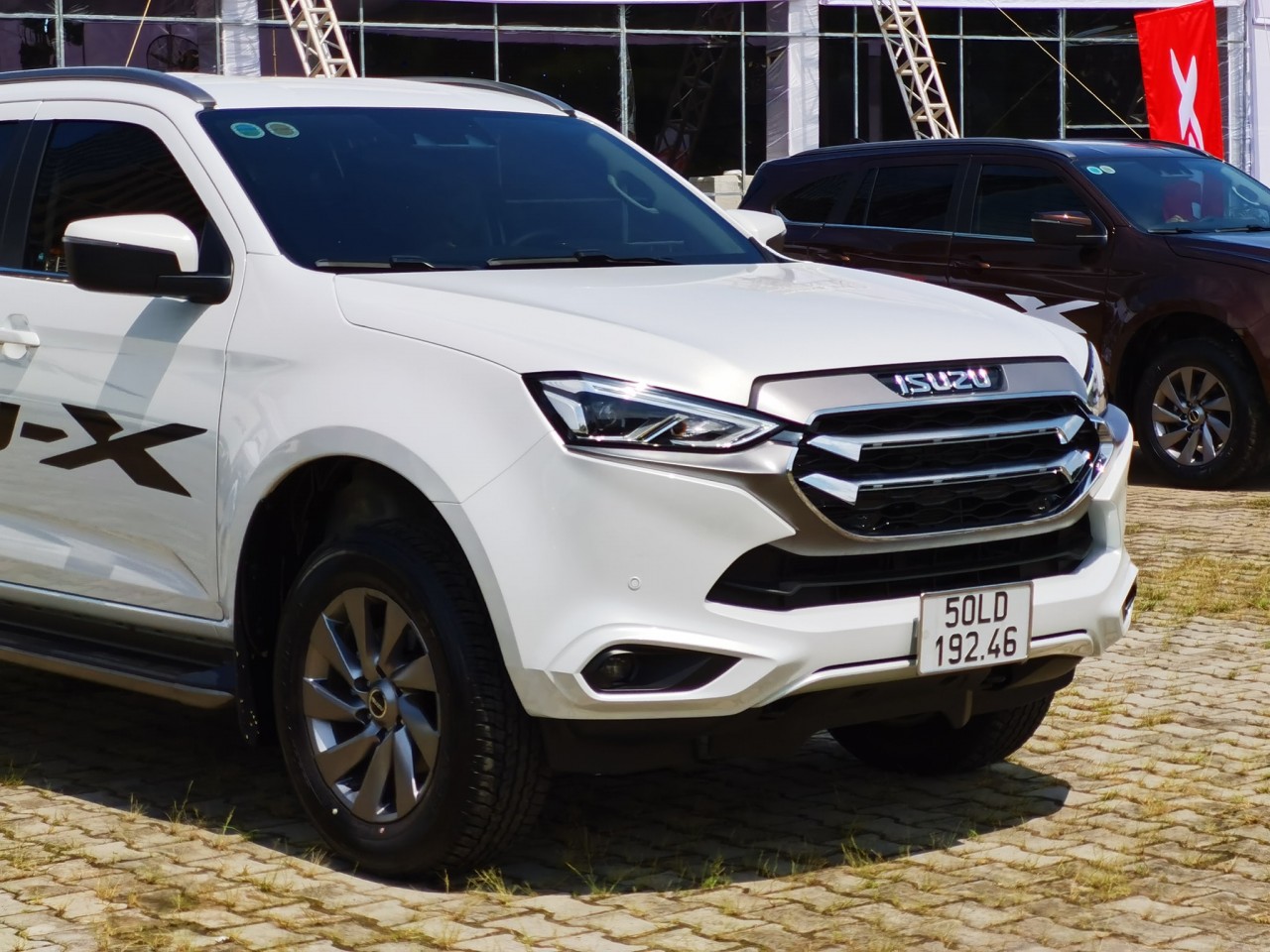 Cận cảnh Isuzu Mu-X vừa ra mắt tại Việt Nam Cận cảnh Isuzu Mu-X vừa ra mắt tại Việt Nam
