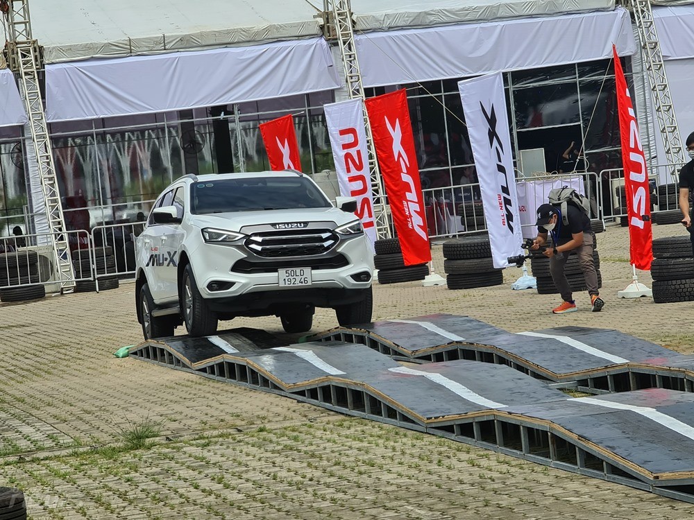 Cận cảnh Isuzu Mu-X vừa ra mắt tại Việt Nam Cận cảnh Isuzu Mu-X vừa ra mắt tại Việt Nam