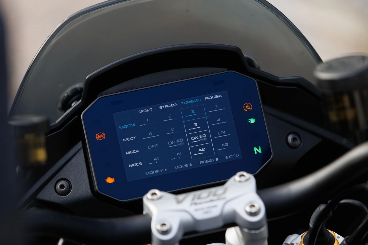 Moto Guzzi V100 Mandello ra mắt, tháng 8 có mặt tại Việt Nam Moto Guzzi V100 Mandello ra mắt, tháng 8 có mặt tại Việt Nam