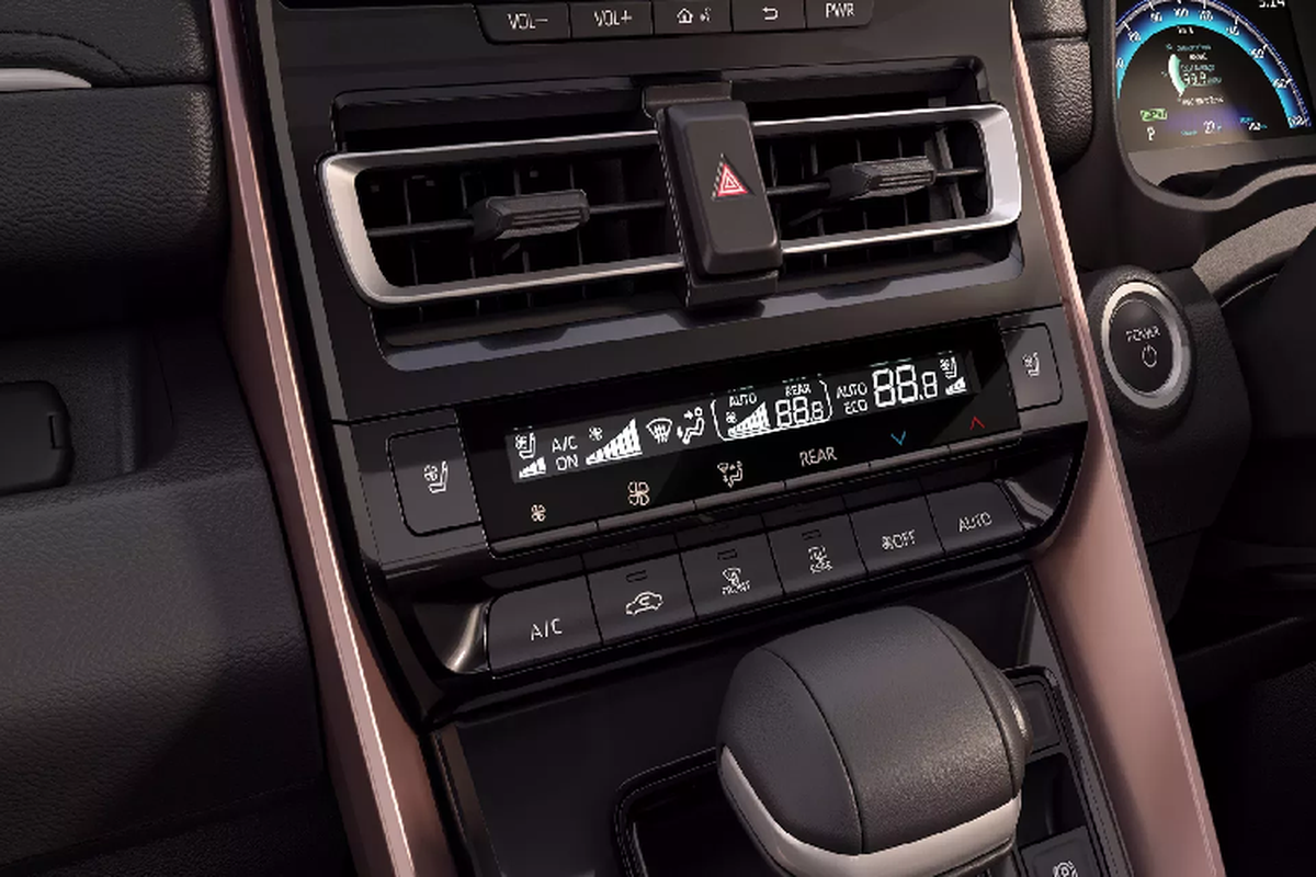 Cận cảnh Suzuki Invicto Hybrid 2024 'anh em song sinh' của Toyota Innova