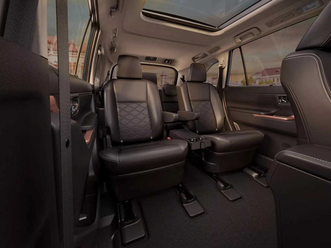 Cận cảnh Suzuki Invicto Hybrid 2024 'anh em song sinh' của Toyota Innova