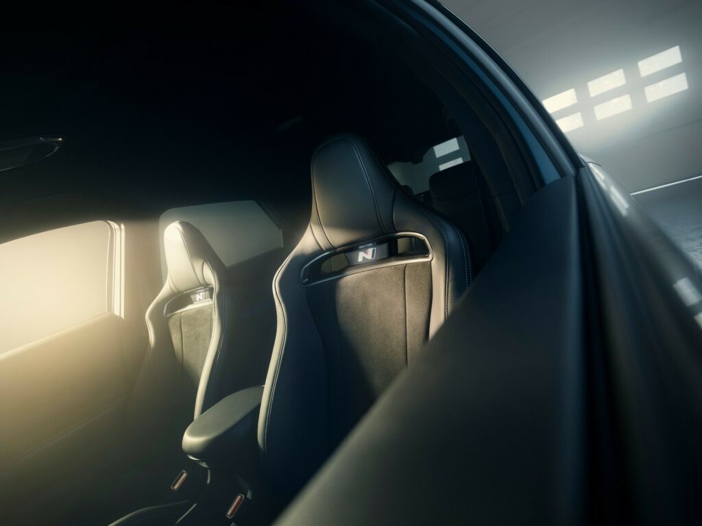 Hyundai ra mắt xe điện hiệu năng cao IONIQ 5 N, công suất 641 mã lực Vì là xe hiệu năng cao nên Hyundai Ioniq 5 N được trang bị bộ ghế xe đua.