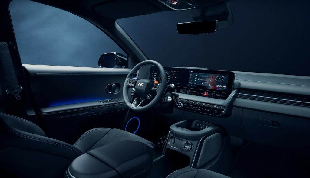 Hyundai ra mắt xe điện hiệu năng cao IONIQ 5 N, công suất 641 mã lực Nội thất Hyundai Ioniq 5 N nổi bật với vô lăng với logo "N".