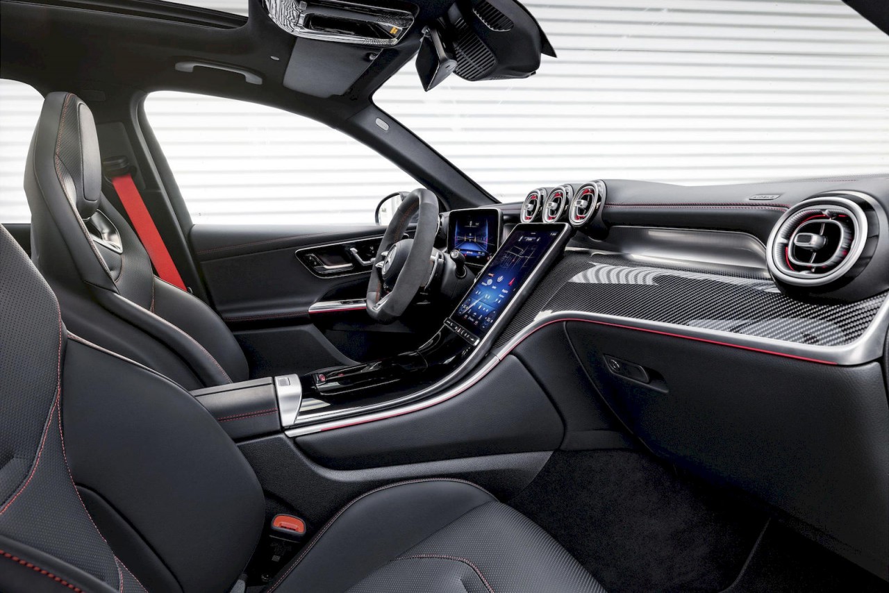 Nội thất AMG C43 sử dụng chỉ thêu màu đỏ tương phản.