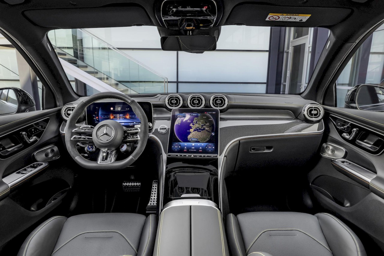 Trong khi đó nội thất AMG C63 sử dụng chỉ thêu màu vàng nổi bật.