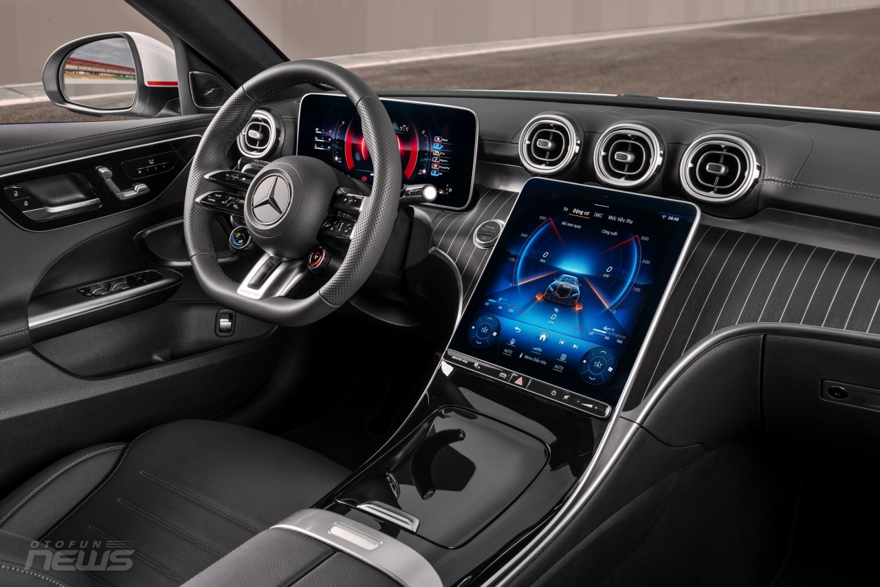 Bên trong  AMG C43 4Matic nổi bật với hai màn hình kích thước lớn.