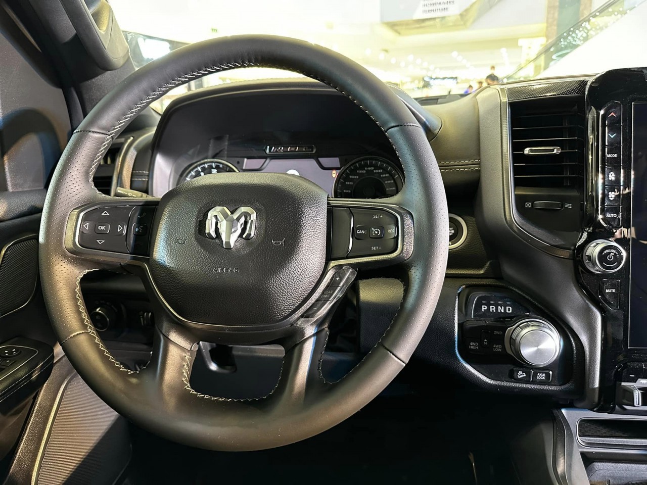 RAM 1500 Rebel chào khách Việt với giá 5,168 tỷ đồng