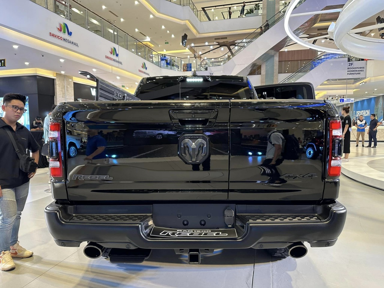RAM 1500 Rebel chào khách Việt với giá 5,168 tỷ đồng