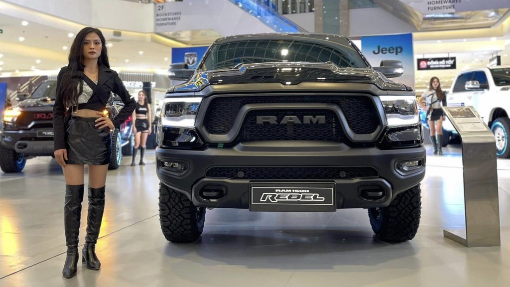 RAM 1500 Rebel chào khách Việt với giá 5,168 tỷ đồng