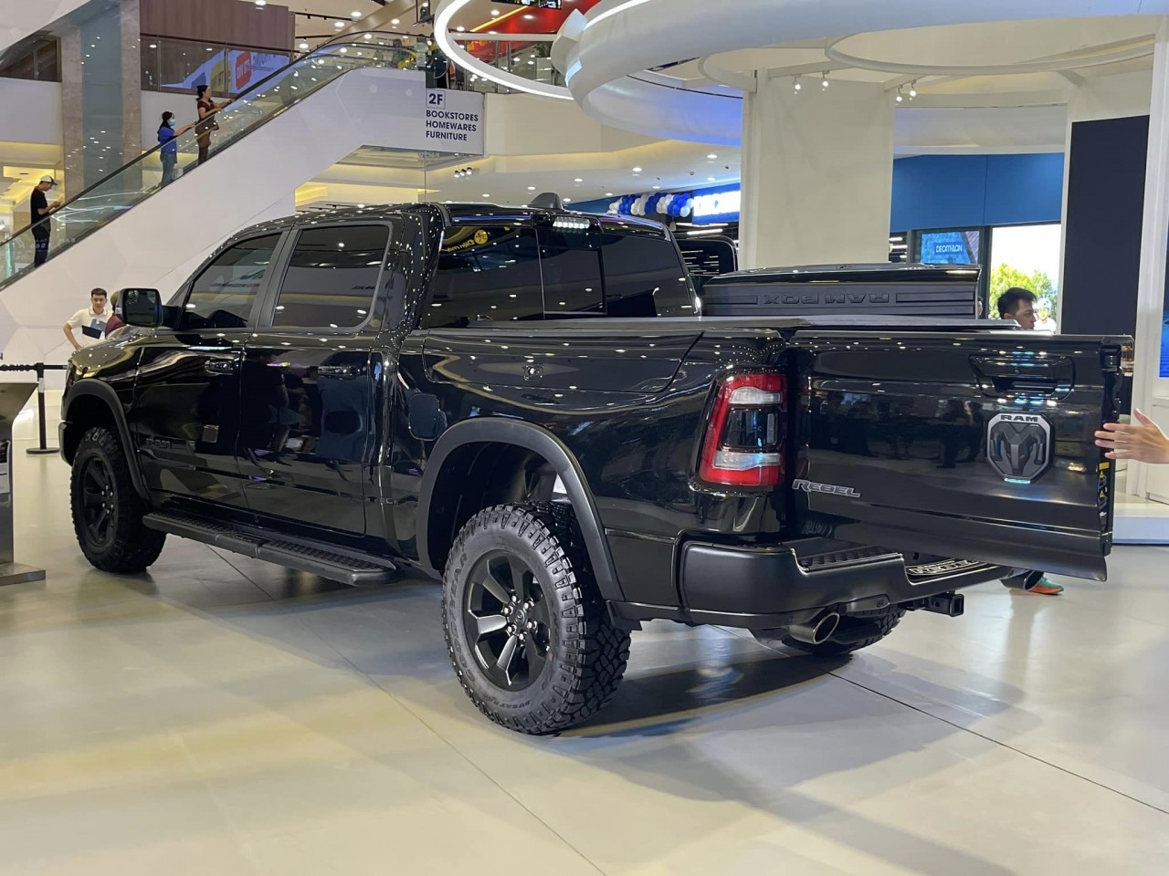 RAM 1500 Rebel chào khách Việt với giá 5,168 tỷ đồng