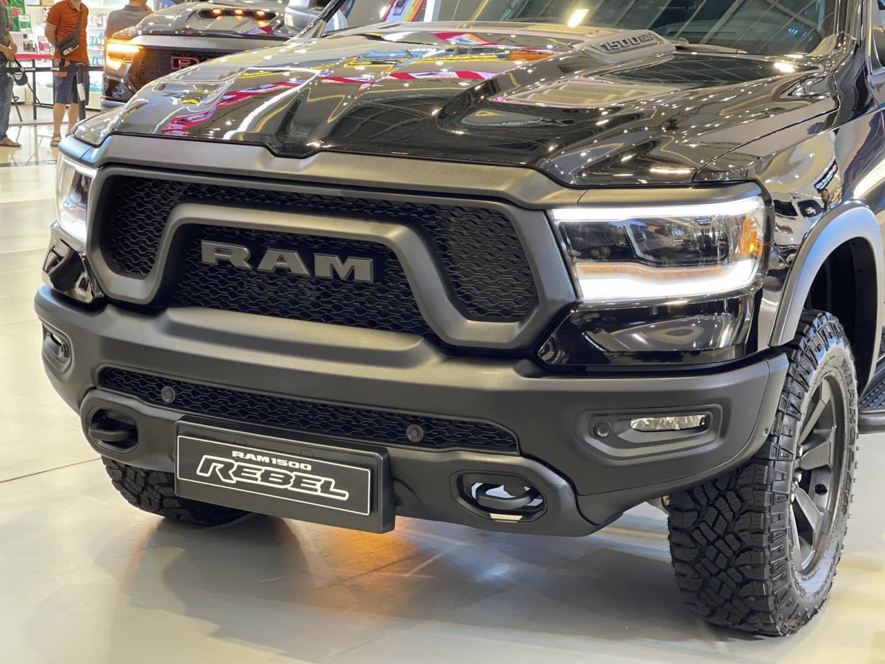 RAM 1500 Rebel chào khách Việt với giá 5,168 tỷ đồng