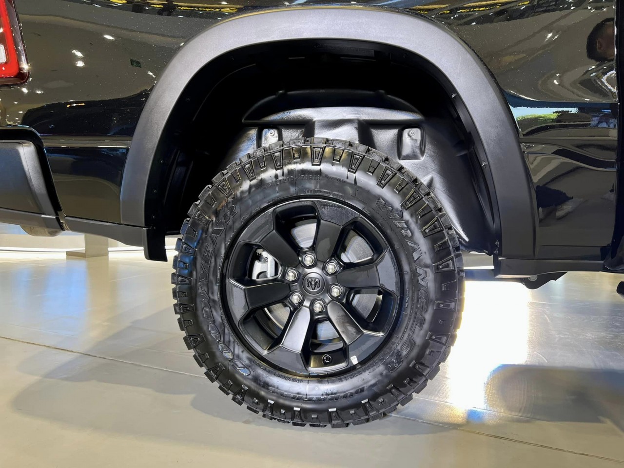 RAM 1500 Rebel sử dụng bộ lốp Goodyear Wrangler Duratrac đa năng giúp tối ưu hóa khả năng tăng tốc và vượt địa hình.