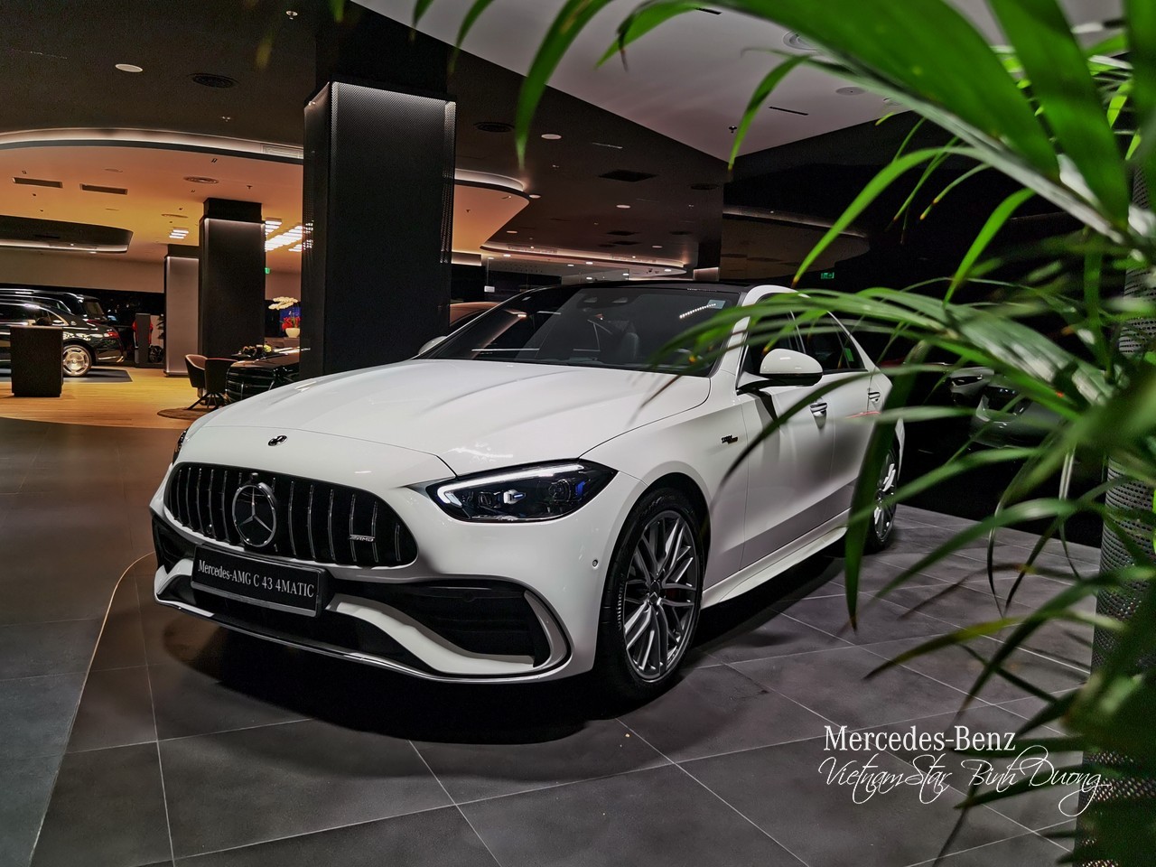 Cận cảnh Mercedes-AMG C 43 vừa về đại lý