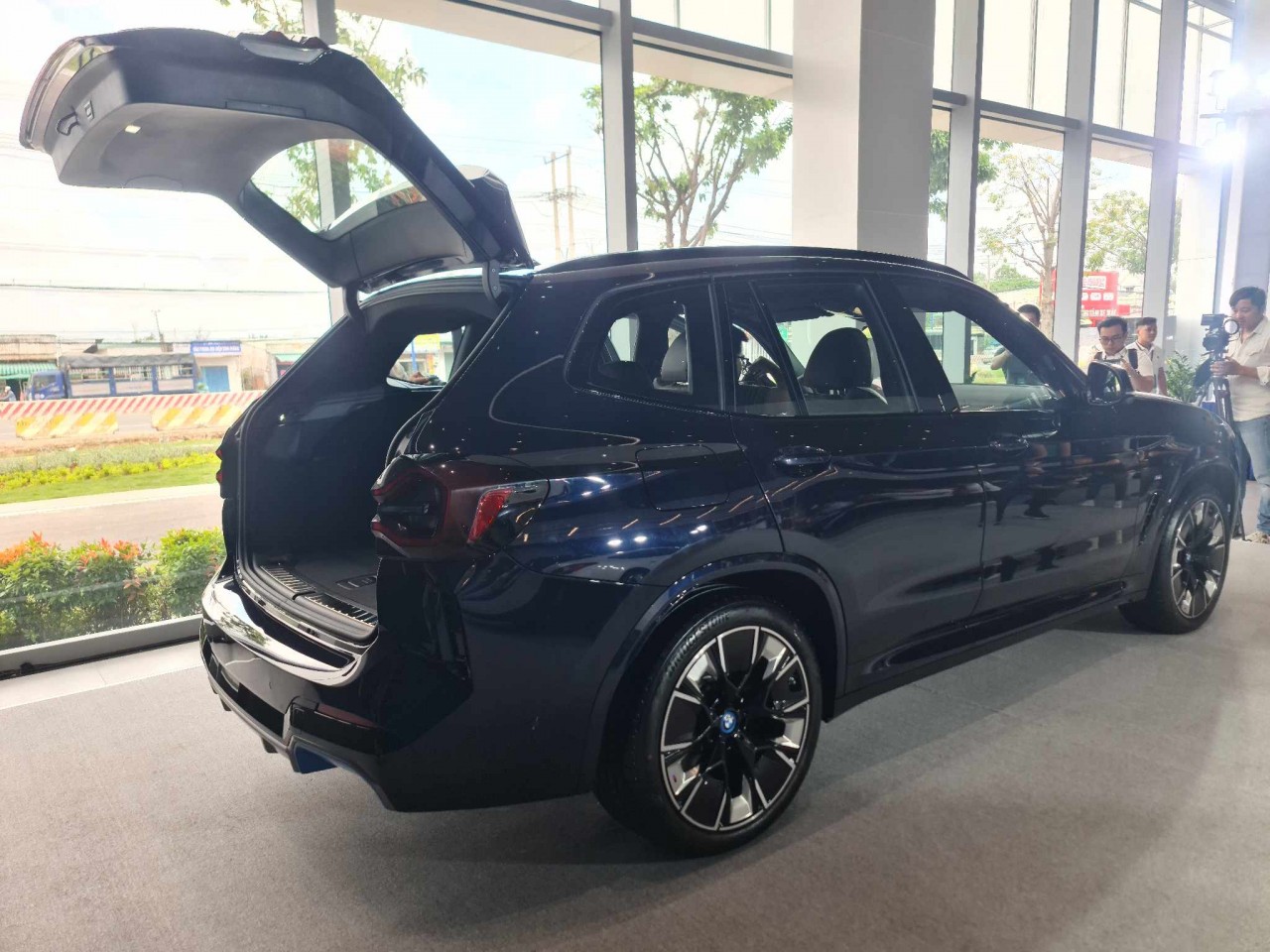 Xe điện BMW iX3 ra mắt tại Việt Nam với giá... Xe điện BMW iX3 ra mắt tại Việt Nam với giá...