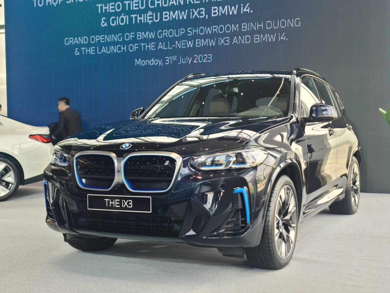 Xe điện BMW iX3 ra mắt tại Việt Nam với giá... Xe điện BMW iX3 ra mắt tại Việt Nam với giá...
