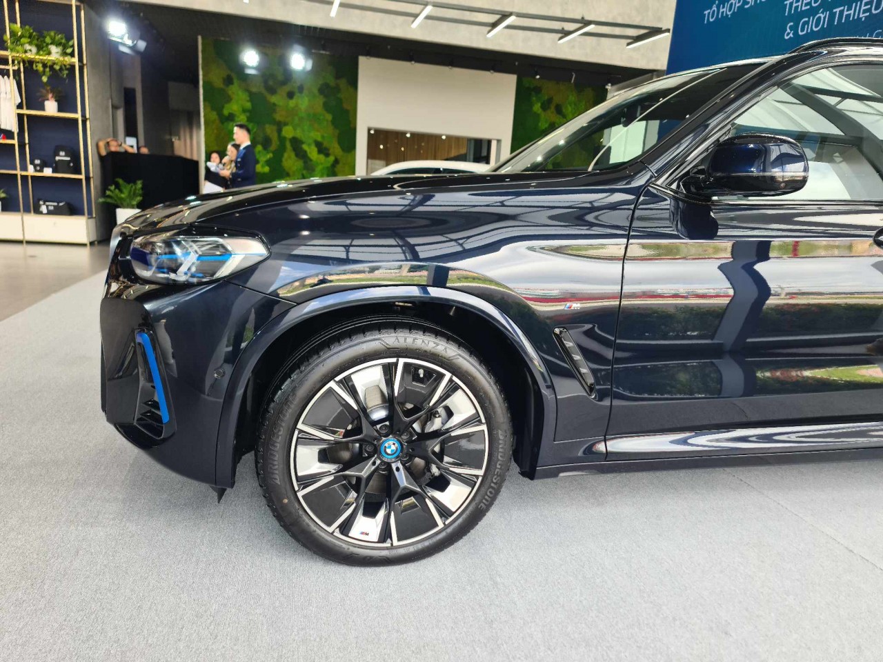 Xe điện BMW iX3 ra mắt tại Việt Nam với giá... Xe điện BMW iX3 ra mắt tại Việt Nam với giá...