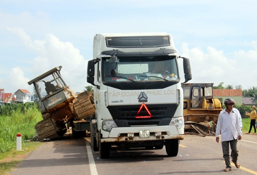 Ôtô giường nằm và xe đầu kéo tông nhau, 5 người tử vong oto giuong nam va xe dau keo tong nhau 5 nguoi tu vong