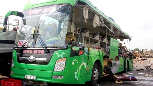 Ôtô giường nằm và xe đầu kéo tông nhau, 5 người tử vong