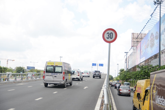 TP Hồ Chí Minh: Tài xế bức xúc vì biển báo hạn chế tốc độ trước sân bay Tân Sơn Nhất tp ho chi minh tai xe buc xuc vi bien bao han che toc do truoc san bay tan son nhat