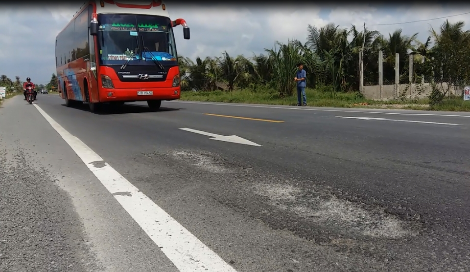 Tiền Giang: Tuyến tránh Cai Lậy gần 1.000 tỉ mới hoạt động đã xuất hiện nhiều ổ gà tien giang tuyen tranh cai lay gan 1000 ti moi hoat dong da xuat hien nhieu o ga