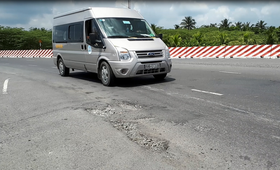 Tiền Giang: Tuyến tránh Cai Lậy gần 1.000 tỉ mới hoạt động đã xuất hiện nhiều ổ gà tien giang tuyen tranh cai lay gan 1000 ti moi hoat dong da xuat hien nhieu o ga