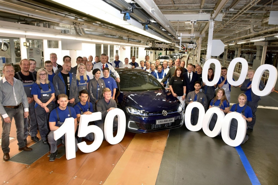 volkswagen xuat xuong chiec xe thu 150 trieu tai nha may wolfsburg