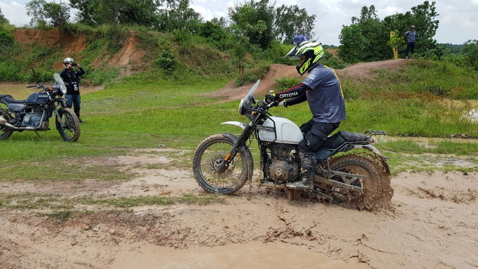 Royal Enfield Himalayan chính thức bán tại Sài Gòn giá 132 triệu đồng royal enfield himalayan chinh thuc co mat tai sai gon voi gia 1317 trieu dong