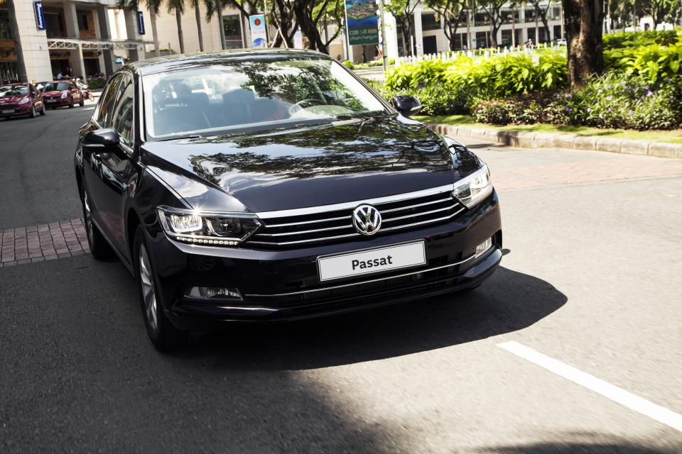 Volkswagen Việt Nam giới thiệu thêm phiên bản giá thấp của Passat BlueMotion volkswagen viet nam gioi thieu passat bluemotion phien ban em ai