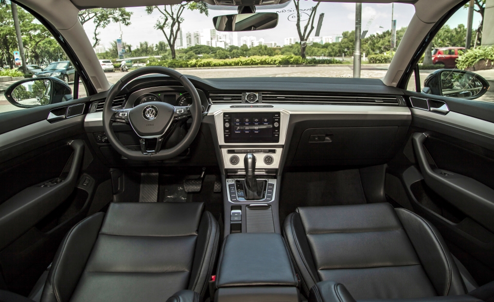 Volkswagen Việt Nam giới thiệu thêm phiên bản giá thấp của Passat BlueMotion volkswagen viet nam gioi thieu passat bluemotion phien ban em ai