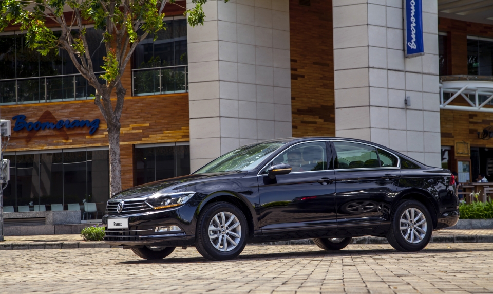 volkswagen giam gia passat bluemotion comfort len toi 40 trieu dong
