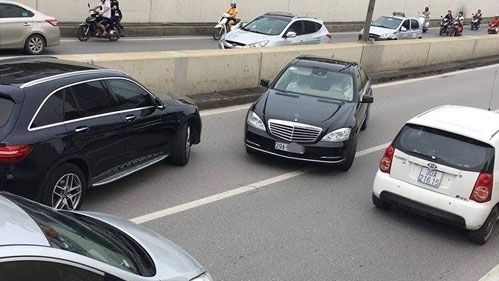 Tài xế Mercedes đi ngược chiều trong hầm Kim Liên bị phạt một triệu đồng