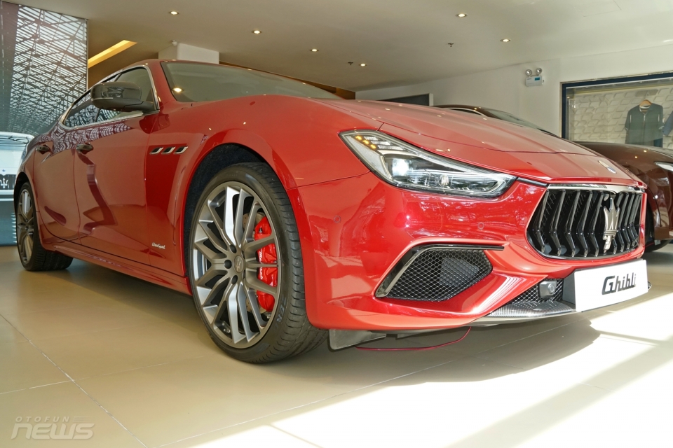 maserati ghibli gransport 2018 ve viet nam voi gia 7 ty dong