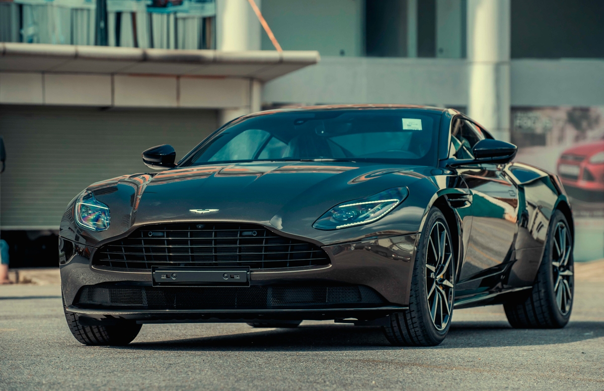 ngam sieu xe aston martin db11 v8 mau doc vua ve viet nam