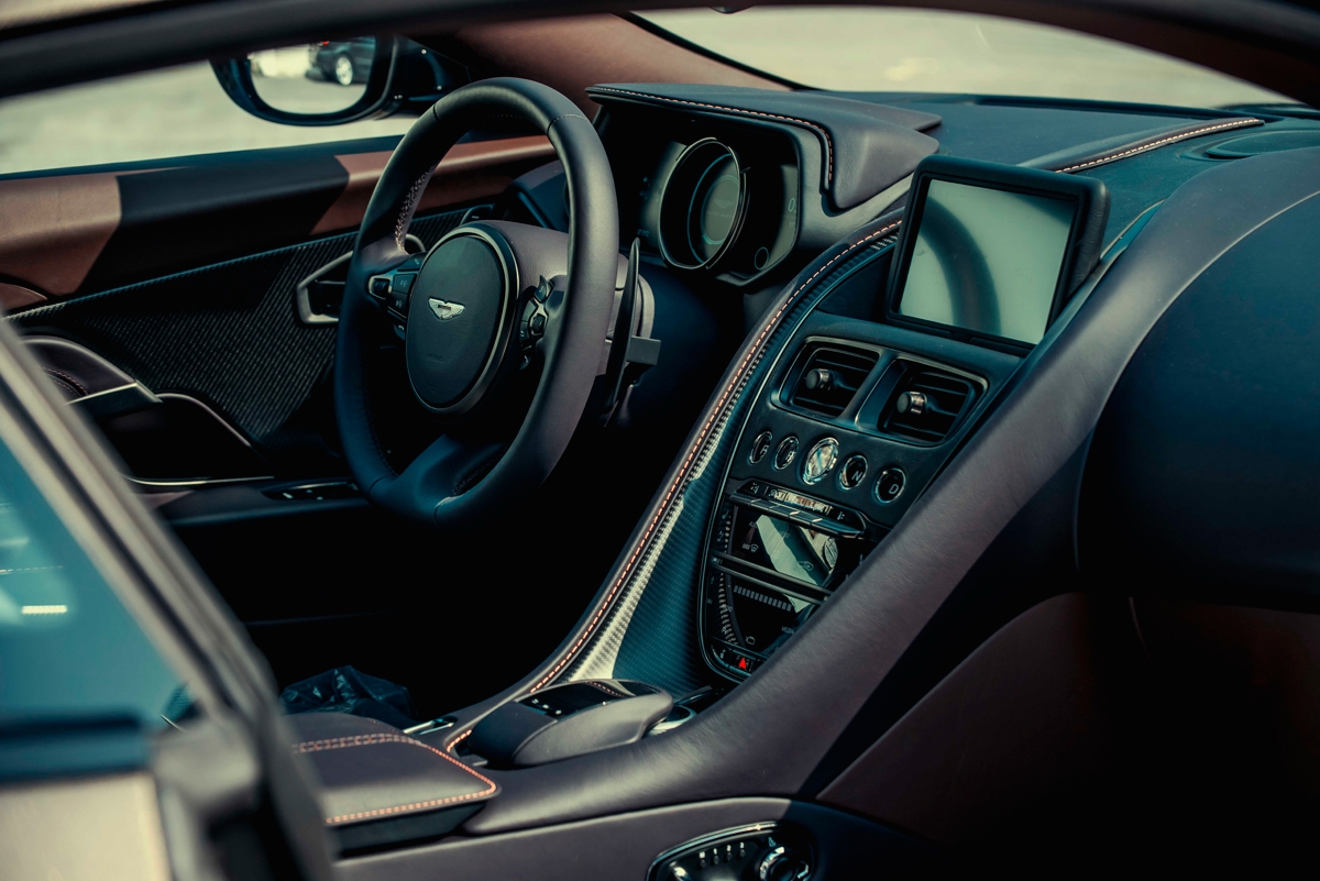 ngam sieu xe aston martin db11 v8 mau doc vua ve viet nam
