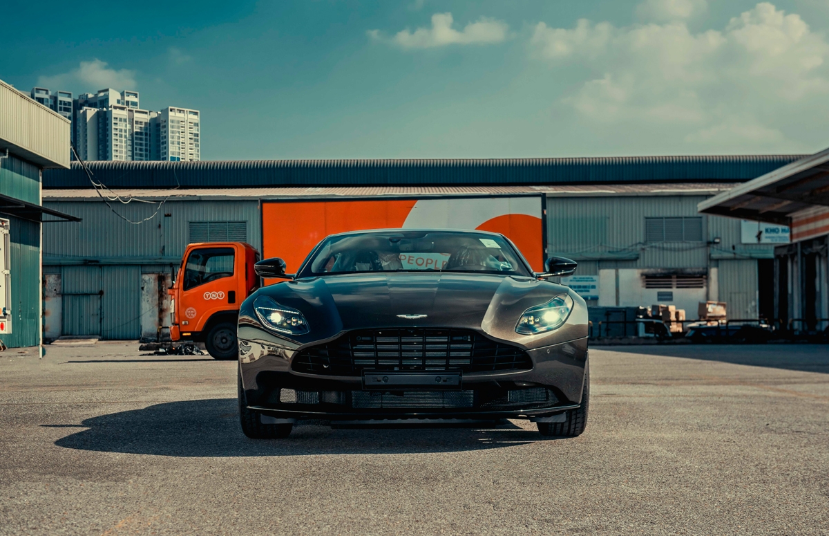 ngam sieu xe aston martin db11 v8 mau doc vua ve viet nam