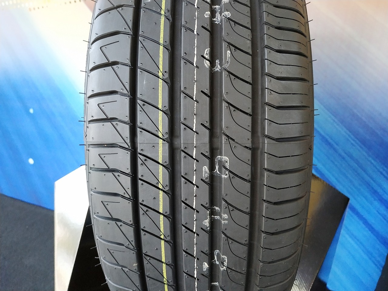 Dunlop giới thiệu lốp thế hệ mới, êm hơn và bám đường hơn dunlop gioi thieu lop lm705 the he moi em hon va bam duong hon