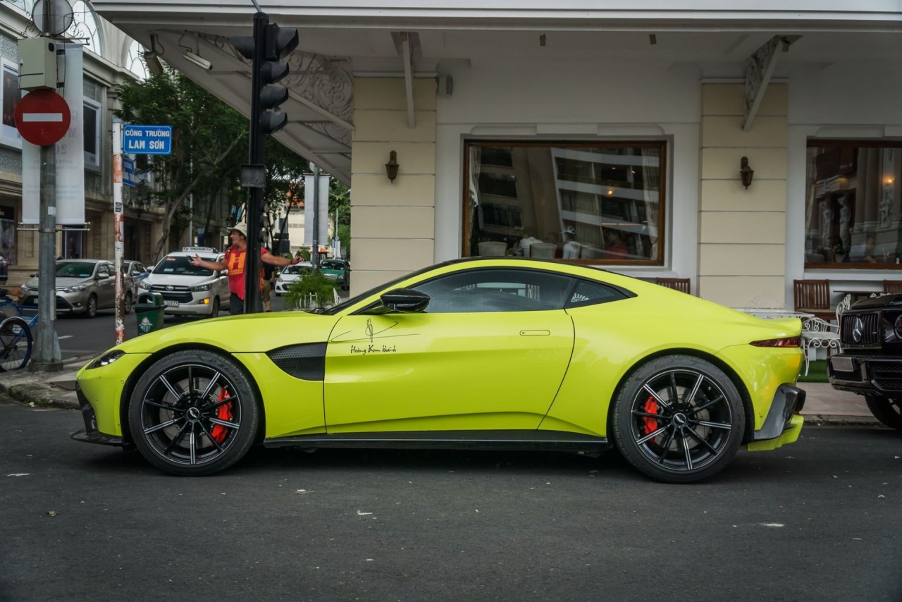 Sướng mắt với Aston Martin Vantage thế hệ mới xuất hiện trên phố suong mat voi aston martin vantage the he moi xuat hien tren pho