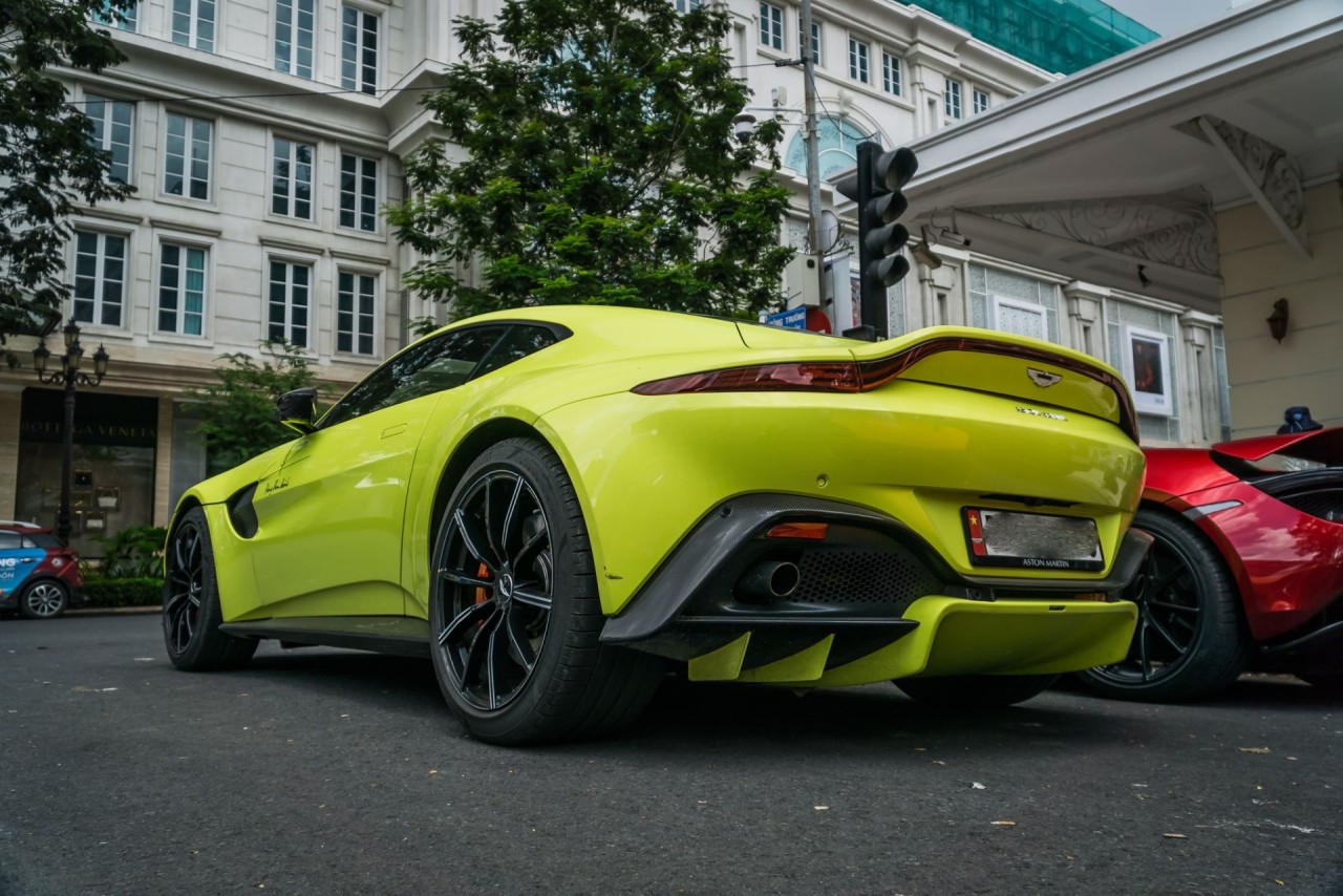 Sướng mắt với Aston Martin Vantage thế hệ mới xuất hiện trên phố suong mat voi aston martin vantage the he moi xuat hien tren pho