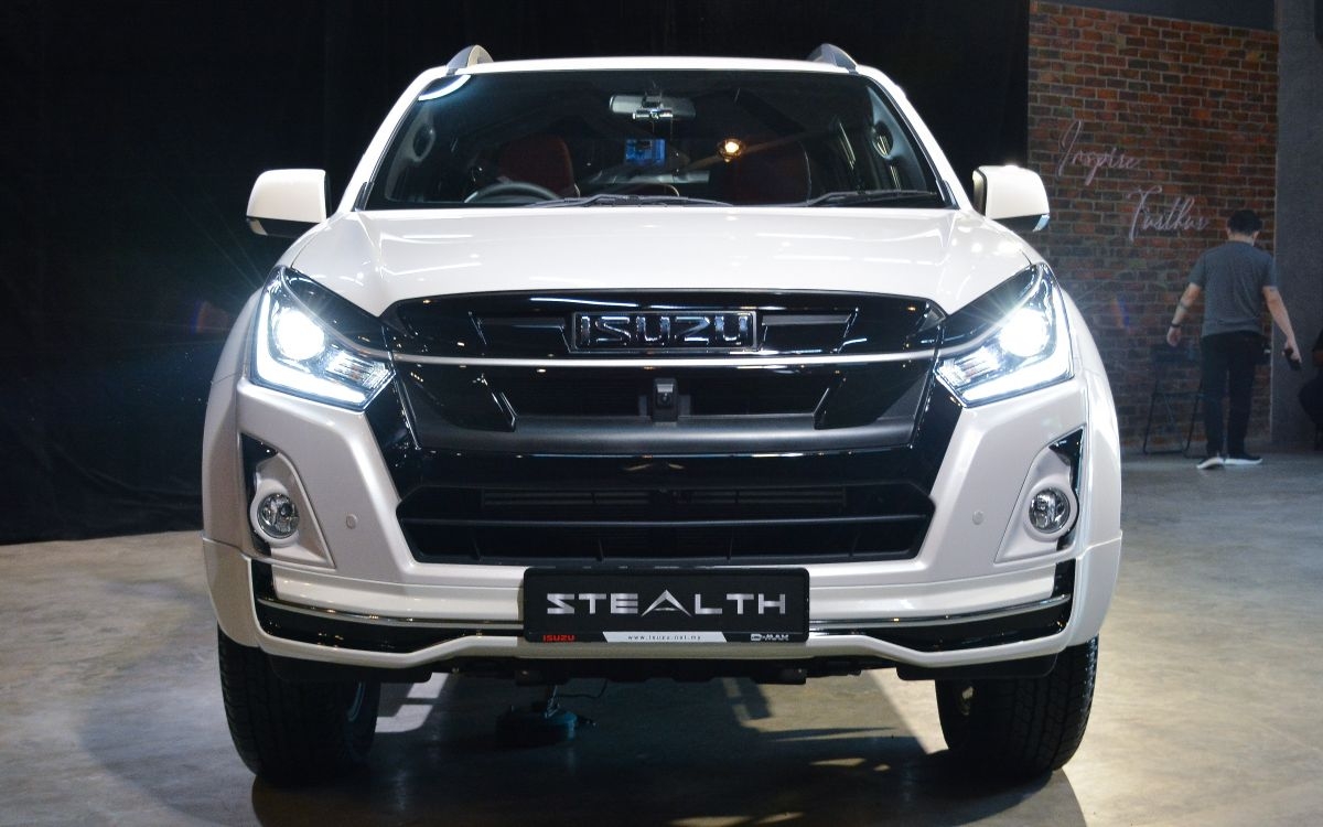 isuzu gioi thieu d max stealth voi so luong gioi han chi 180 chiec