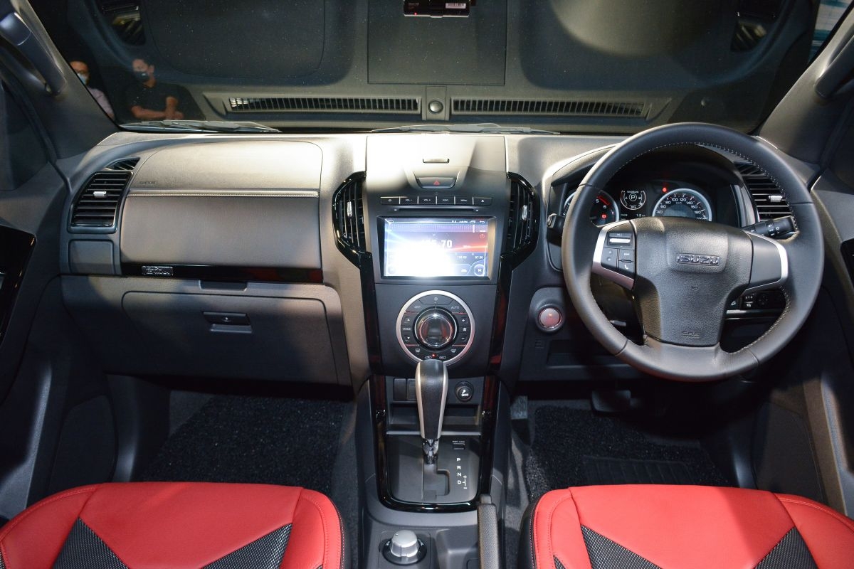 isuzu gioi thieu d max stealth voi so luong gioi han chi 180 chiec
