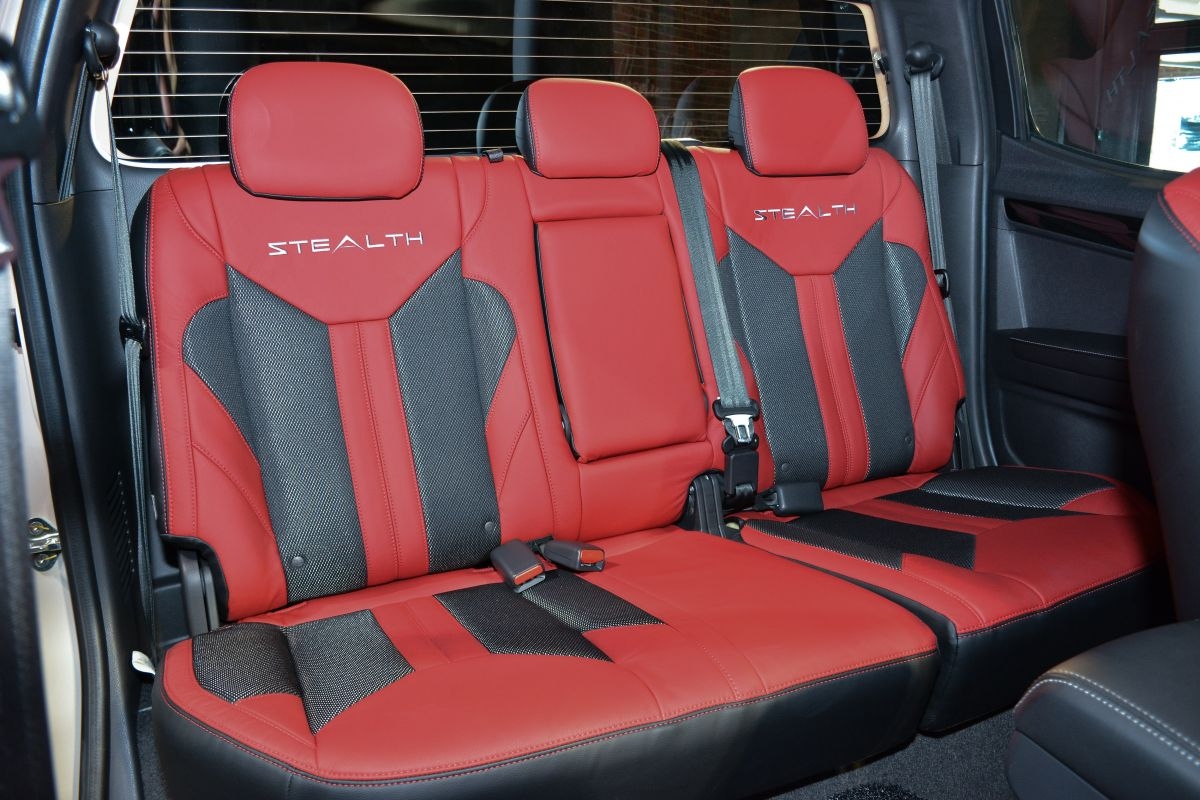 isuzu gioi thieu d max stealth voi so luong gioi han chi 180 chiec